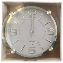 שעון קיר מרובע מזכוכית בעיצוב אלגנטי ואופנתי. גודל 34X34 ס"מ