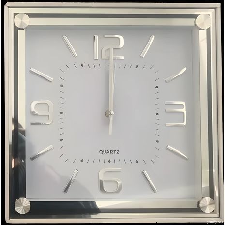 שעון קיר מרובע מזכוכית בעיצוב אלגנטי ואופנתי. גודל 34X34 ס"מ