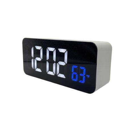 שעון מעורר (בצבע לבן) עם תצוגת LED HD מלאה, בעל ניגודיות גבוהה וחדות גבוהה – מתאים לבעלי לקות ראייה. מציג שעה, תאריך וטמפרטורה (°C/℉).