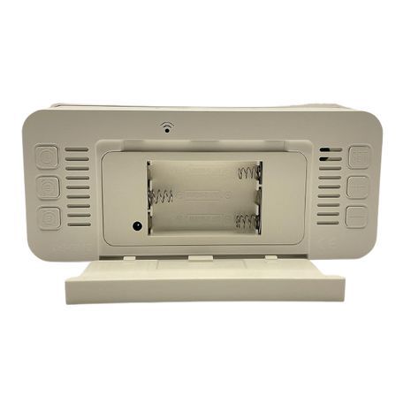 שעון מעורר (בצבע לבן) עם תצוגת LED HD מלאה, בעל ניגודיות גבוהה וחדות גבוהה – מתאים לבעלי לקות ראייה. מציג שעה, תאריך וטמפרטורה (°C/℉).